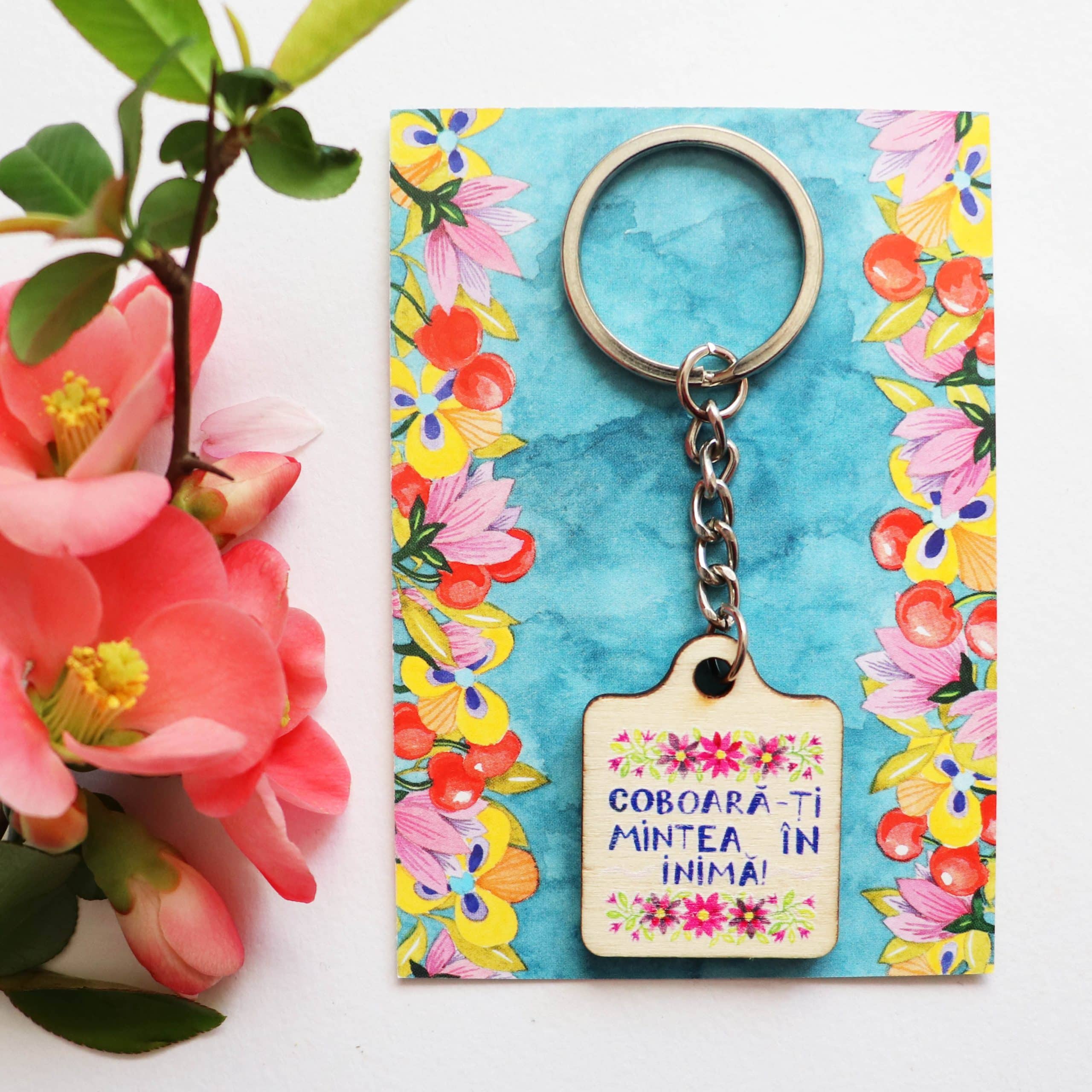 Breloc din lemn "Coboară-ți mintea în inimă" - imagine 1