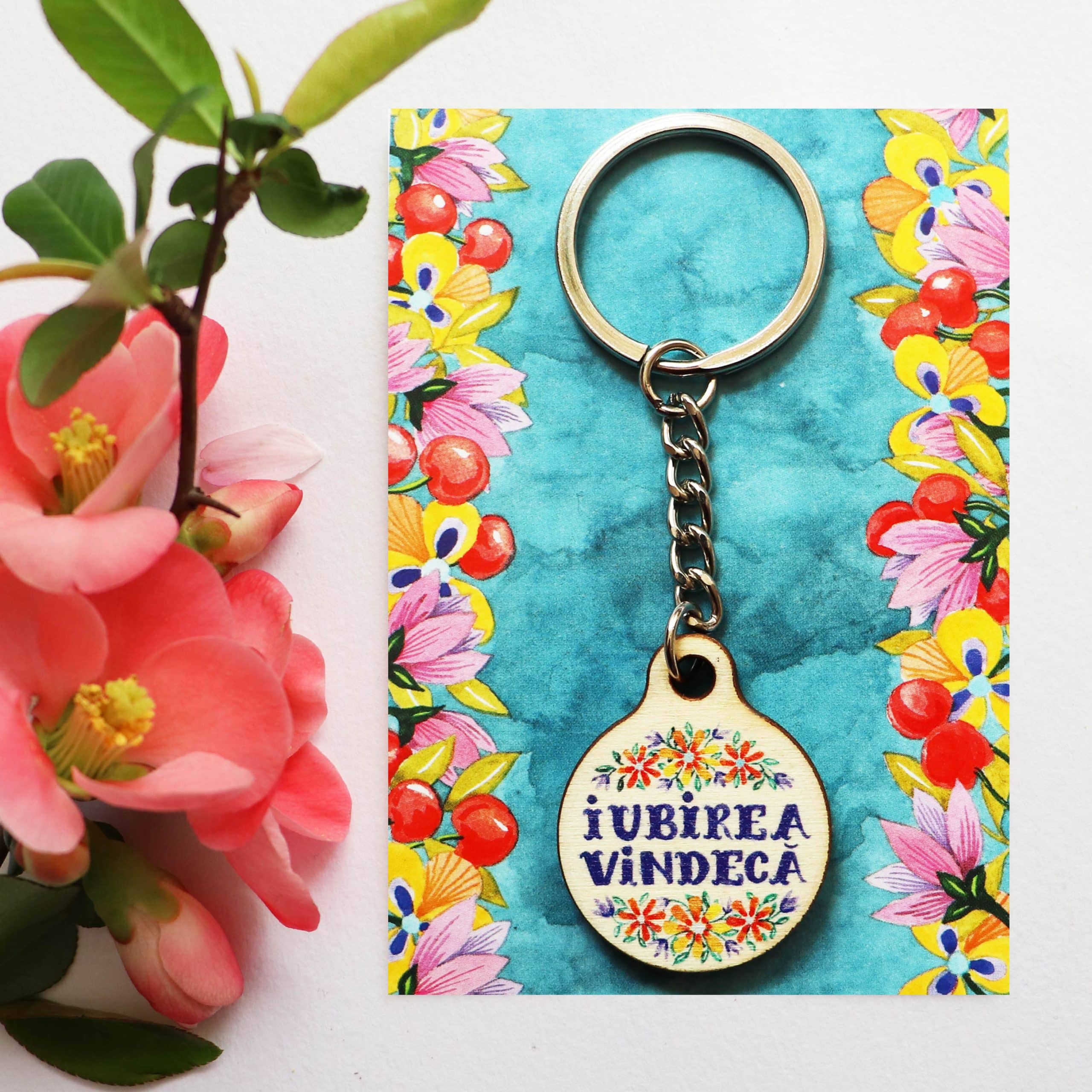 Breloc Iubirea vindeca Breloc din lemn "Iubirea vindecă" - imagine 1